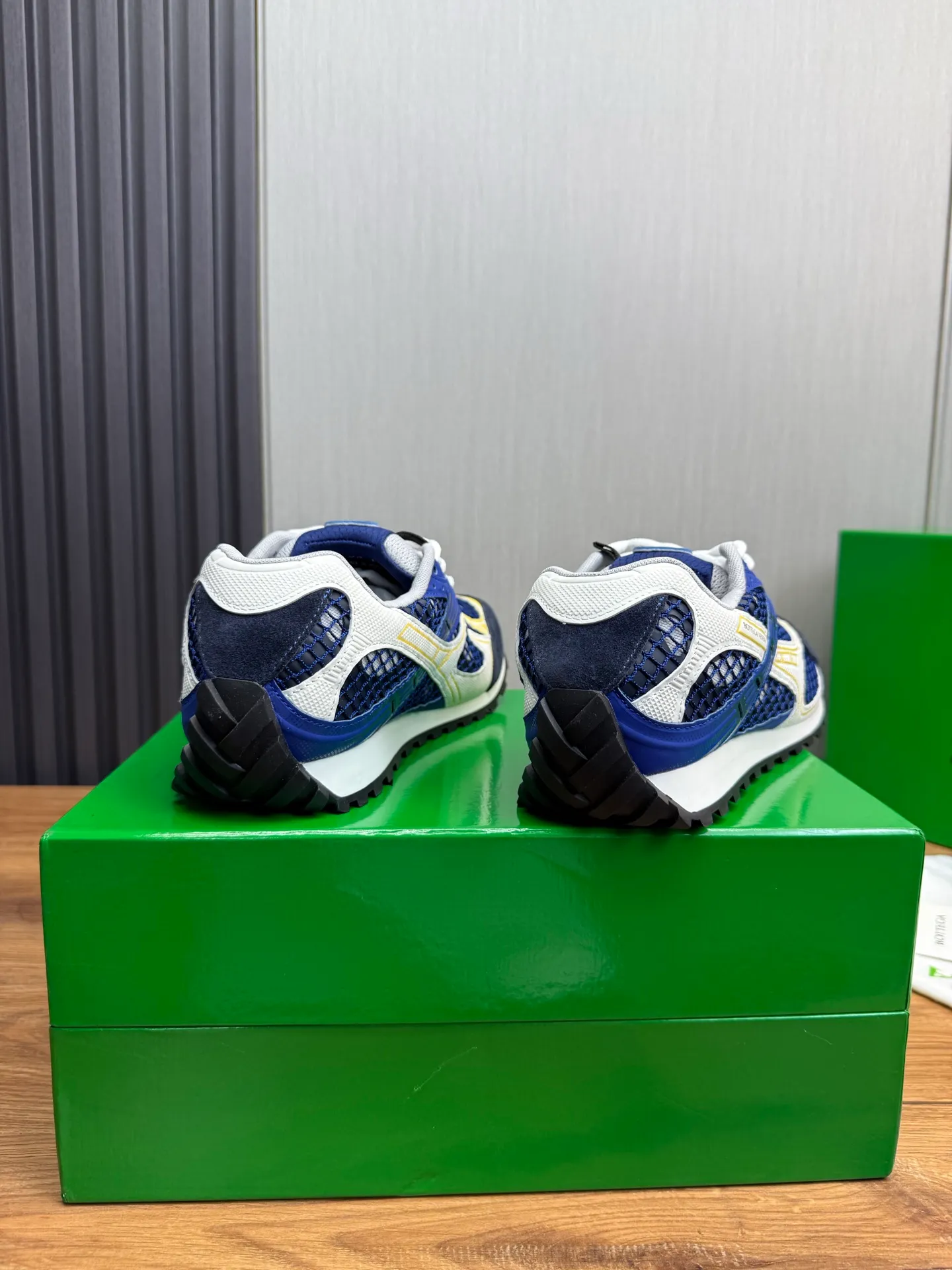Men's men's shoes 💰620💰 BV top version 𝘽𝙊𝙏𝙏𝙀𝙂𝘼 𝙑𝙀𝙉𝙀𝙏𝘼 Orbit sneakers Wang Yibo same style couple style dad shoes 🩷💚 Runner sneakers, made of lightweight technical mesh fabric. Features a geometric patterned rubber outsole. Pay attention to the package craftsmanship ❕ High version shipping ❗️ Very nice, durable to play with and durable to make ✔️ Standard version 💯💯 The outsole is made of color-blocked TPU outsole. Women’s model 35-41 (40 41 customized) Men’s model 39-46 (45.46 customized) Equipped with original packaging